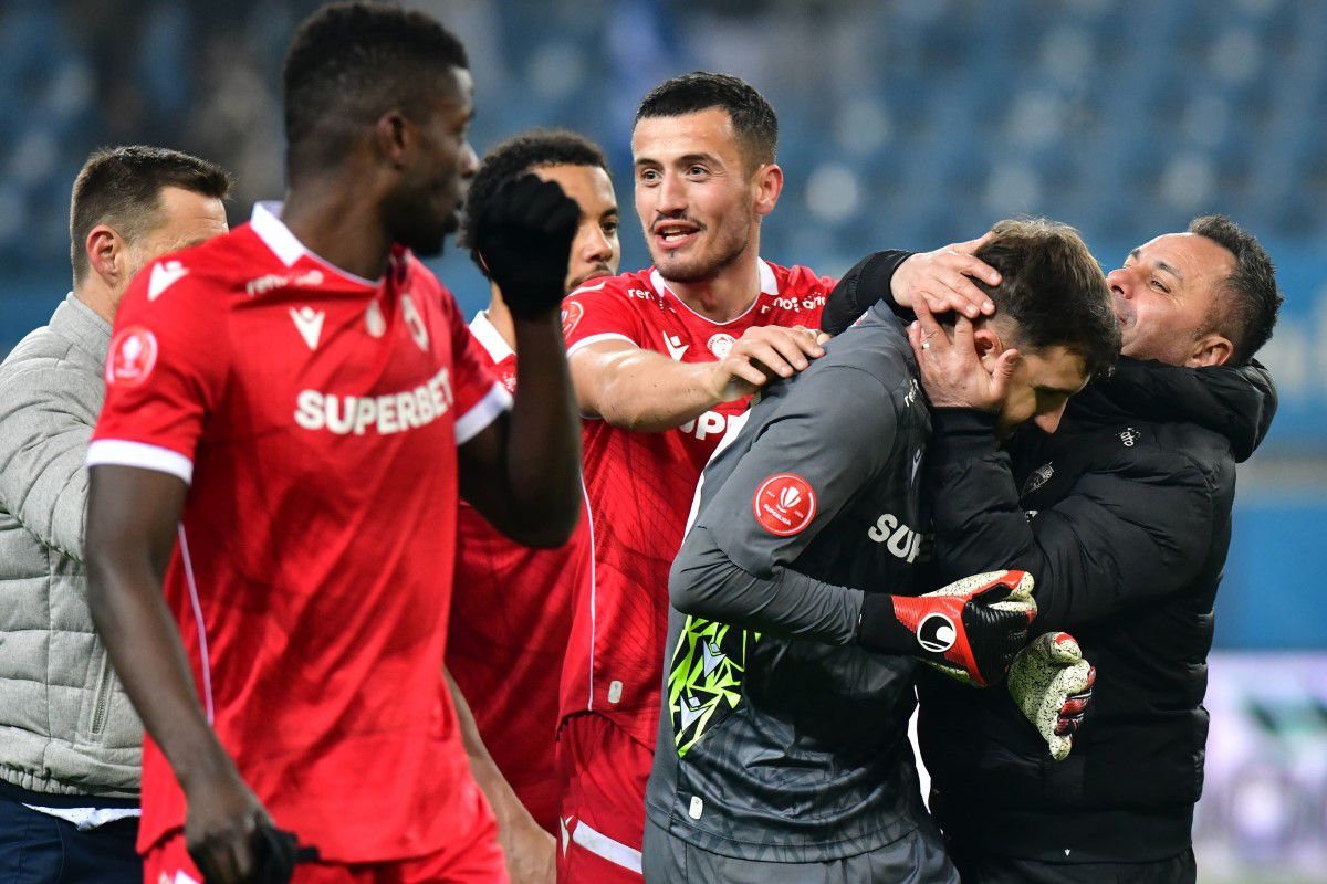 CRAIOVA - DINAMO 1-1. Imaginile surprinse pe gazon, imediat după fluierul final: „Ești cel mai bun din Europa!”