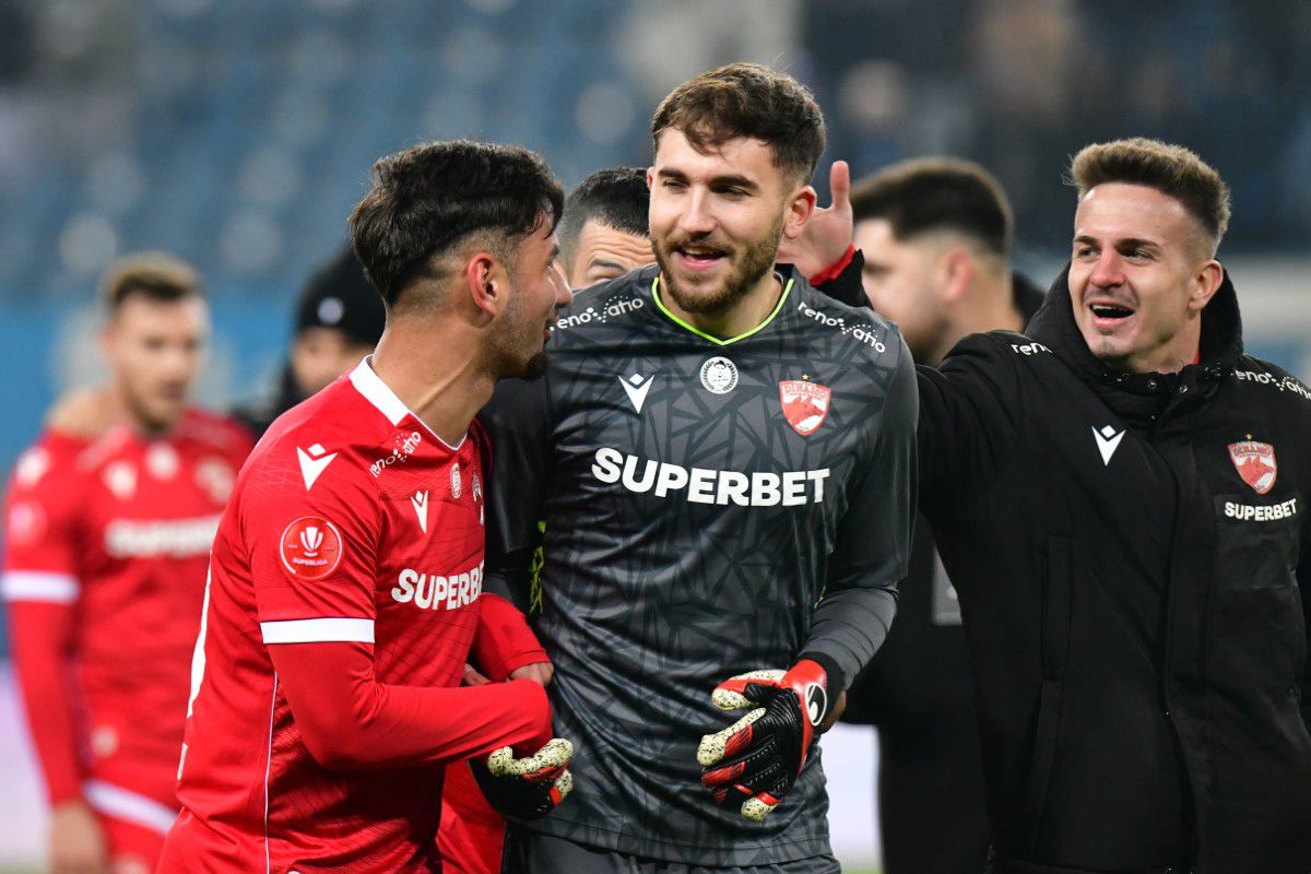 CRAIOVA - DINAMO 1-1. Imaginile surprinse pe gazon, imediat după fluierul final: „Ești cel mai bun din Europa!”