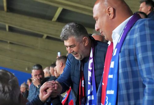 Viorel Tudose, în dreapta, sponsorul formației din Crâng, alături de premierul Marcel Ciolacu, la promovarea buzoienilor în prima ligă