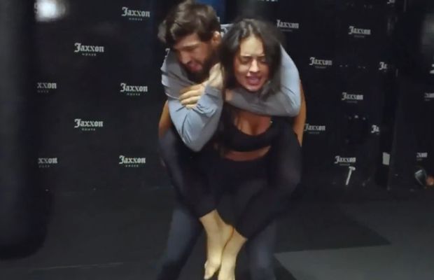 Speculații! Nina Drama, cel mai sexy reporter din UFC, ar fi „vinovată” pentru abandonul anului: Arman s-a retras înaintea luptei pentru centură