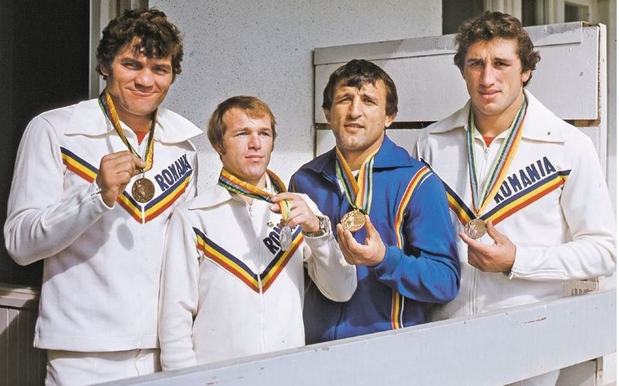 Ștefan Rusu (trening albastru) este cel mai faimos luptător român, cu 15 medalii la JO, CM și CE, între care trei olimpice: aur (Moscova 1980), argint (Montreal 1976) și bronz (Los Angeles 1984), Denis Mihai, puștiul-fenomen din lupte: „Medalie la Olimpiada de la Los Angeles! Doar așa intru în istorie!” + Amintiri din familie: „Mai veneam acasă cu un ochi vânăt”