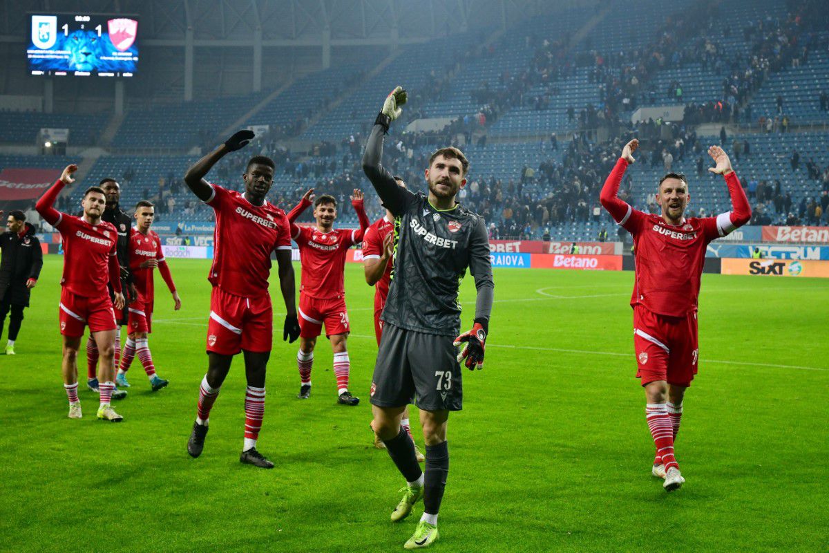 CRAIOVA - DINAMO 1-1. Imaginile surprinse pe gazon, imediat după fluierul final: „Ești cel mai bun din Europa!”