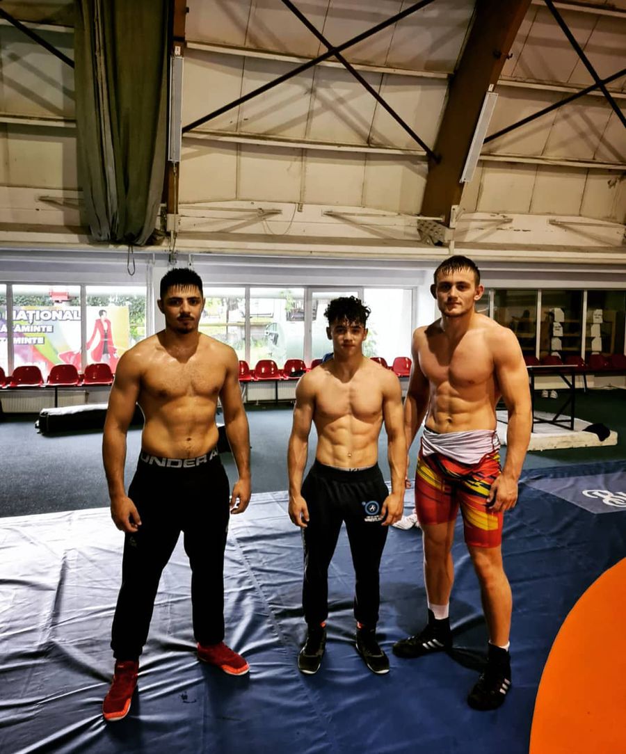 Denis Mihai (mijloc), un Hercule în versiune minionă Denis Mihai, puștiul-fenomen din lupte: „Medalie la Olimpiada de la Los Angeles! Doar așa intru în istorie!” + Amintiri din familie: „Mai veneam acasă cu un ochi vânăt”