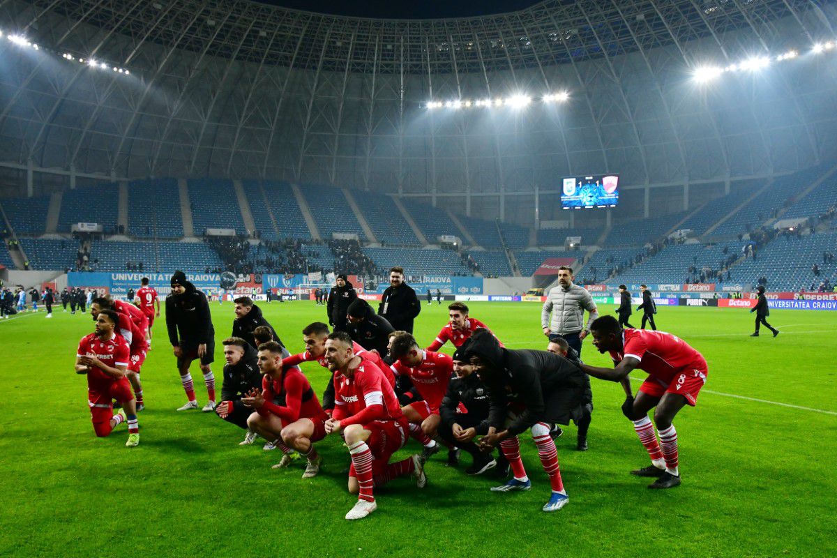 CRAIOVA - DINAMO 1-1. Imaginile surprinse pe gazon, imediat după fluierul final: „Ești cel mai bun din Europa!”