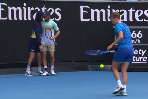 Tim Puetz o sprijină pe fata de mingi care amețise din cauza temperaturilor ridicate/Foto: captură nine.com