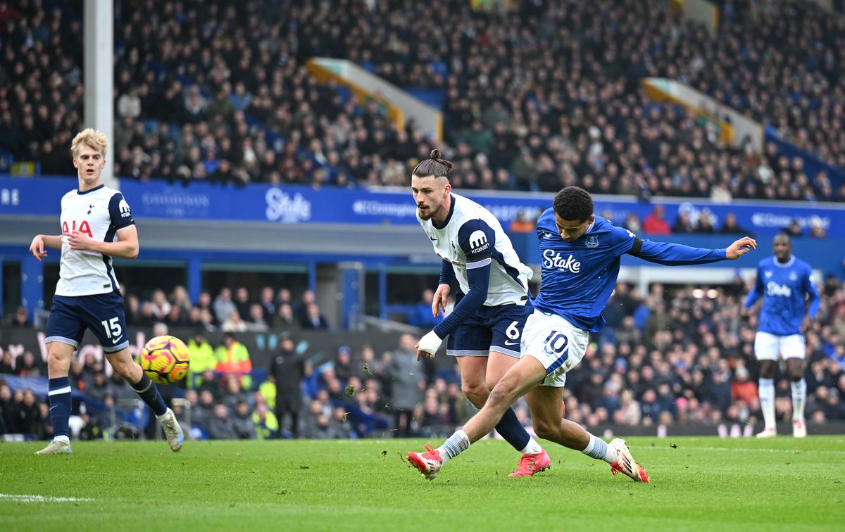 Radu Drăgușin, lovit în Everton - Tottenham