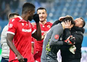 CRAIOVA - DINAMO 1-1. Imaginile surprinse pe gazon, imediat după fluierul final: „Ești cel mai bun din Europa!”