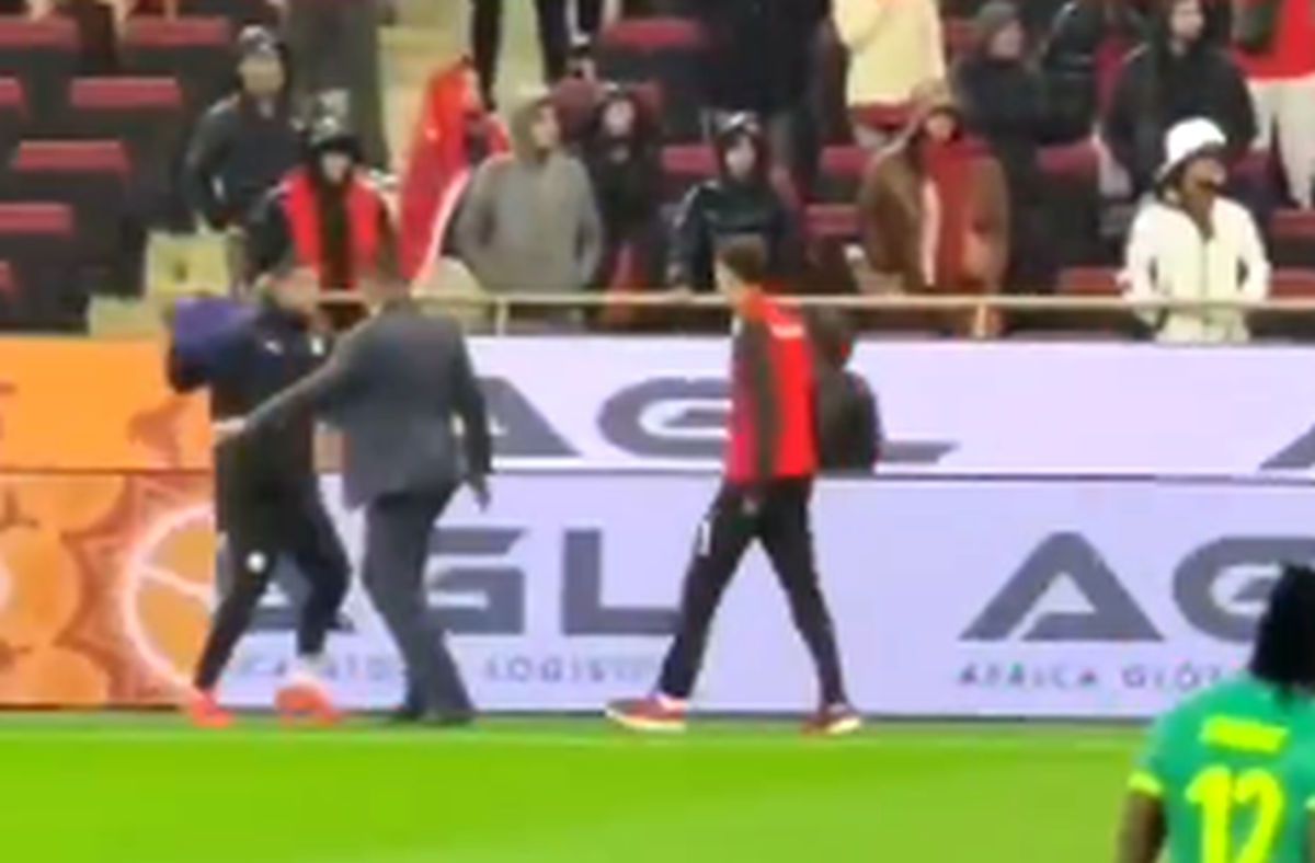 Scene aiuritoare în finala Cupei Africii: în TIMPUL meciului, l-au tăvălit să-i fure prosopul!