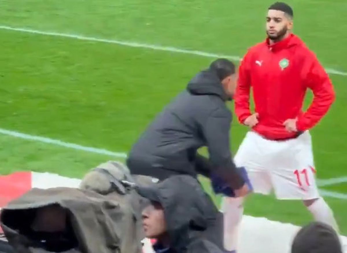 Scene aiuritoare în finala Cupei Africii: în TIMPUL meciului, l-au tăvălit să-i fure prosopul!