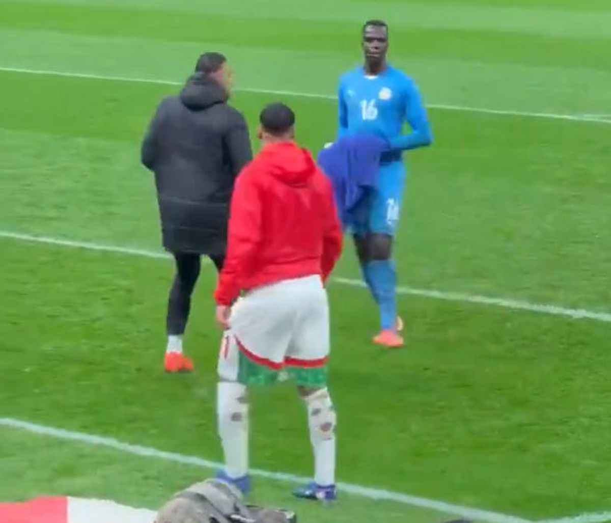 Scene sălbatice în finala Cupei Africii: în TIMPUL meciului, l-au tăvălit să-i fure prosopul!