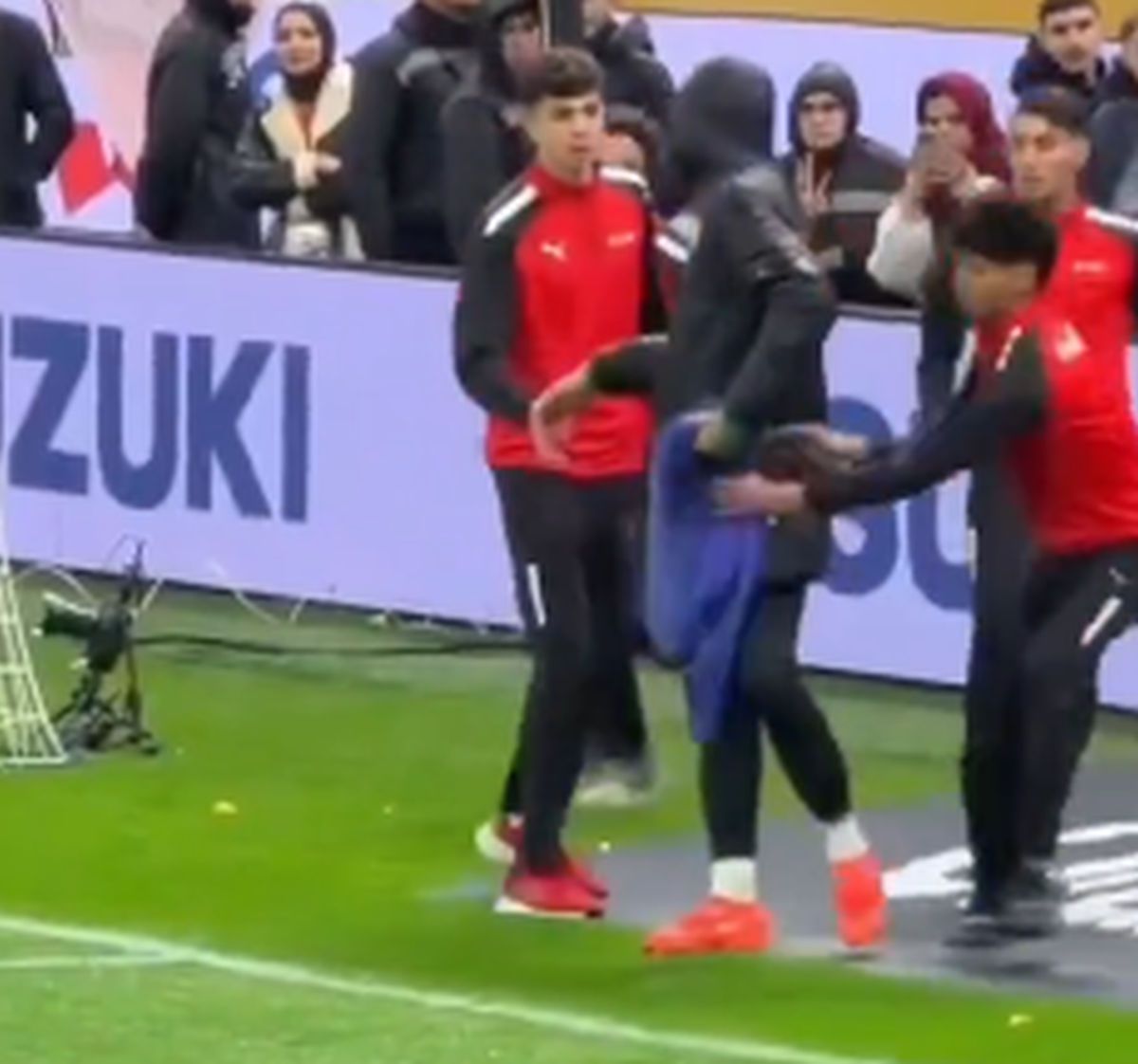 Scene aiuritoare în finala Cupei Africii: în TIMPUL meciului, l-au tăvălit să-i fure prosopul!