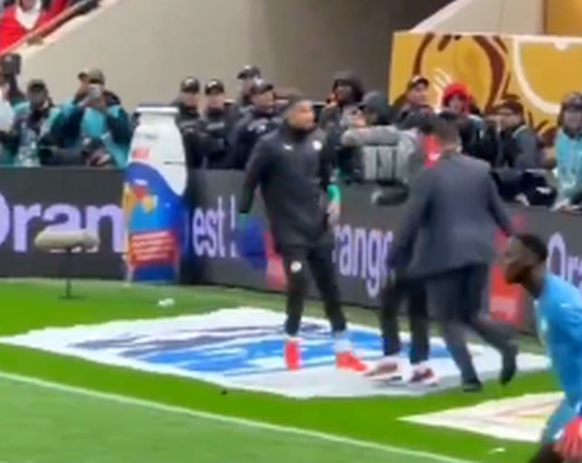 Scene aiuritoare în finala Cupei Africii: în TIMPUL meciului, l-au tăvălit să-i fure prosopul!