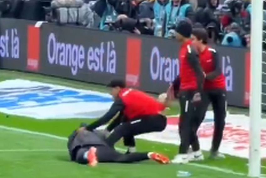 Copiii de mingi ajung să tragă de Diouf pentru a fura prosopul lui Edouard Mendy!