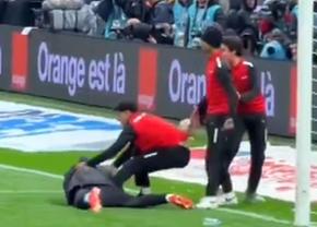 Scene aiuritoare în finala Cupei Africii: în TIMPUL meciului, l-au tăvălit să-i fure prosopul!
