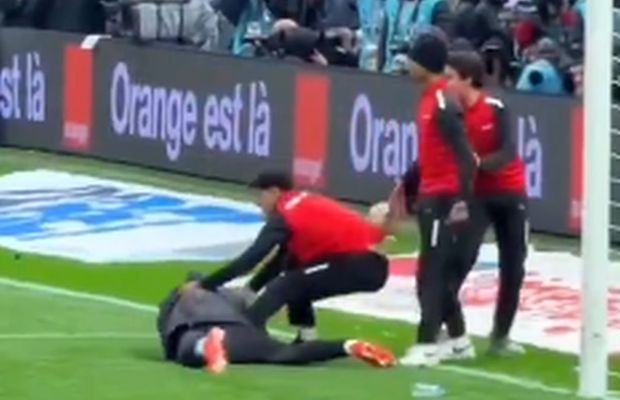 Scene aiuritoare în finala Cupei Africii: în TIMPUL meciului, l-au tăvălit să-i fure prosopul!