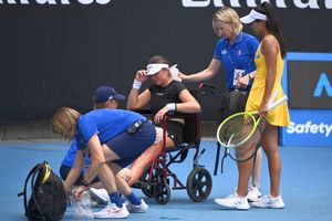 Clipe de coșmar la Australian Open: a părăsit terenul în scaun cu rotile