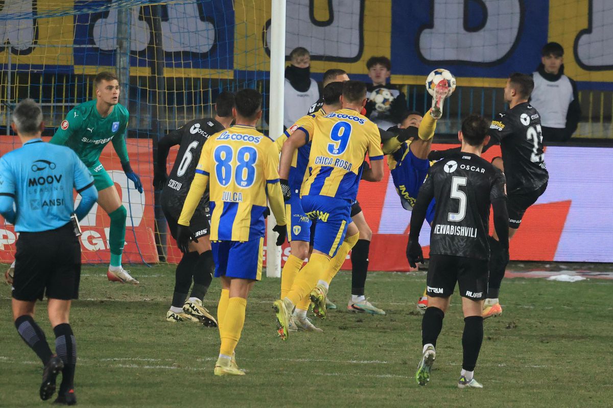 Ce UMILINȚĂ! Universitatea Craiova nu stă la discuții cu Petrolul și revine pe primul loc în Superliga » Clasamentul