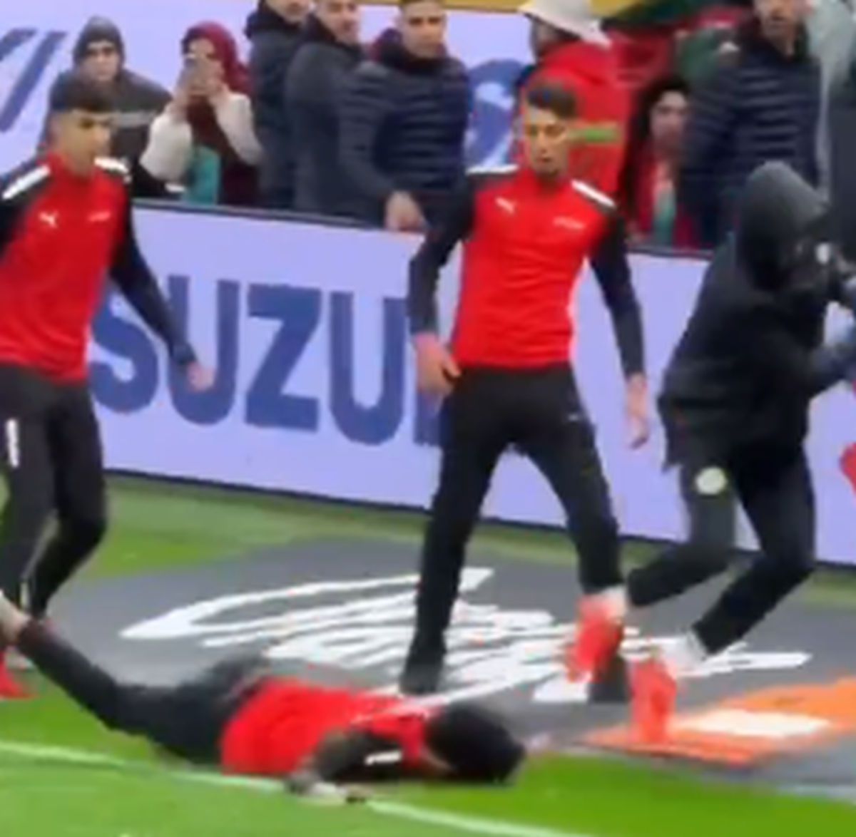 Scene aiuritoare în finala Cupei Africii: în TIMPUL meciului, l-au tăvălit să-i fure prosopul!