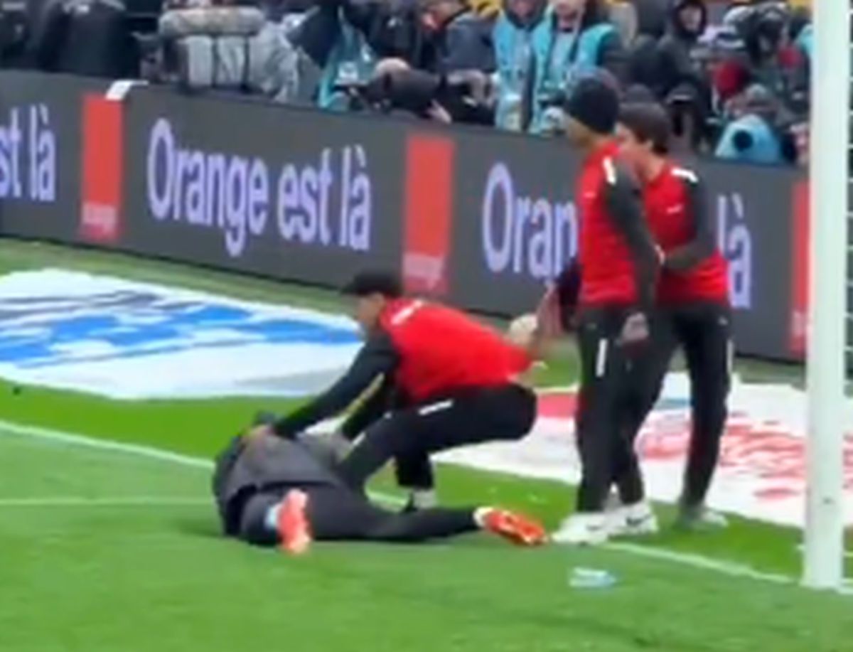 Scene sălbatice în finala Cupei Africii: în TIMPUL meciului, l-au tăvălit să-i fure prosopul!