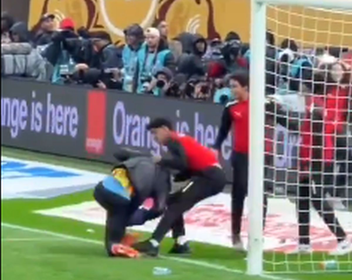 Scene aiuritoare în finala Cupei Africii: în TIMPUL meciului, l-au tăvălit să-i fure prosopul!