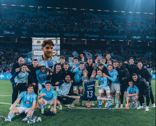 Ionuț Radu sărbătorește stând în cap o nouă victorie la Celta în La Liga, 3-0 cu Rayo Vallecano / Foto: X @rccelta