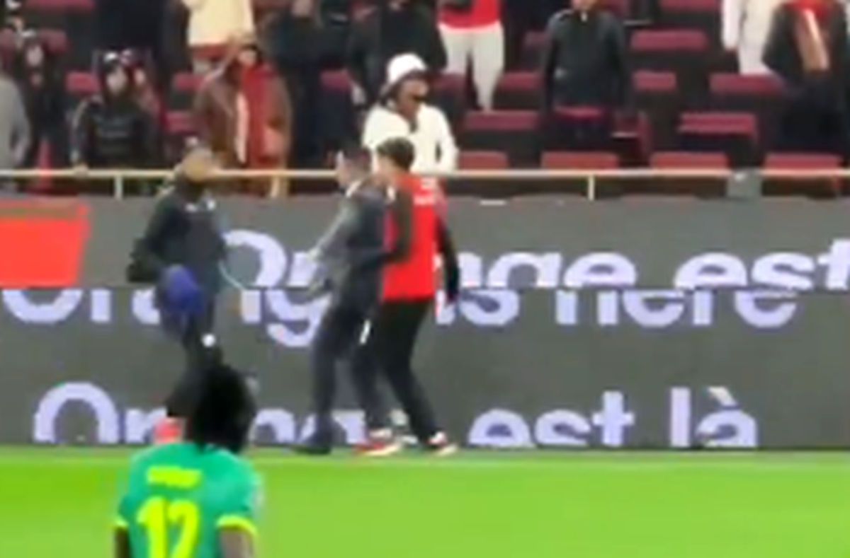 Scene sălbatice în finala Cupei Africii: în TIMPUL meciului, l-au tăvălit să-i fure prosopul!