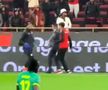 Scene aiuritoare în finala Cupei Africii: în TIMPUL meciului, l-au tăvălit să-i fure prosopul!