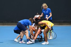 Retragere tristă la Australian Open: jucătoare de tenis de 21 de ani, în lacrimi și în scaun cu rotile, părăsește terenul