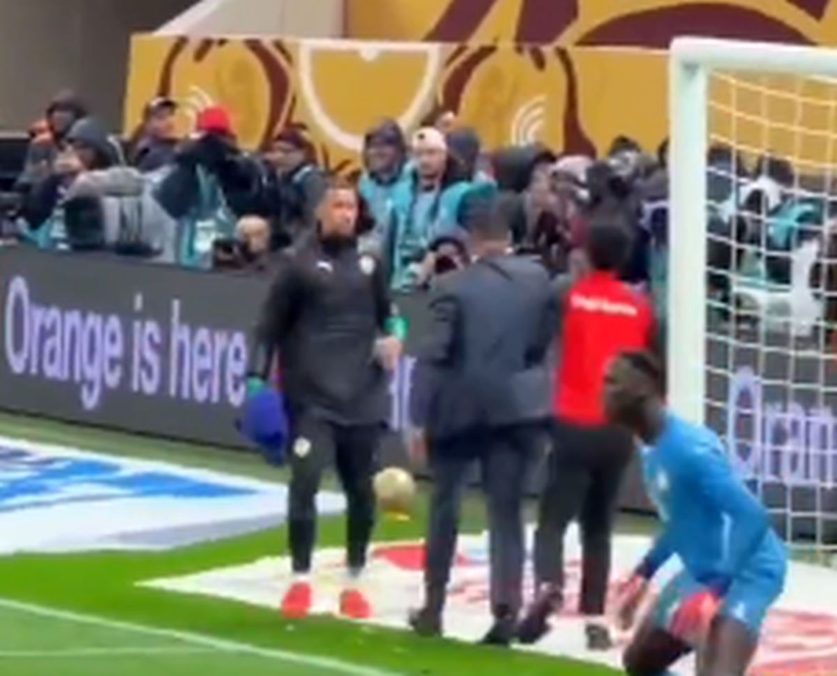 Scene aiuritoare în finala Cupei Africii: în TIMPUL meciului, l-au tăvălit să-i fure prosopul!