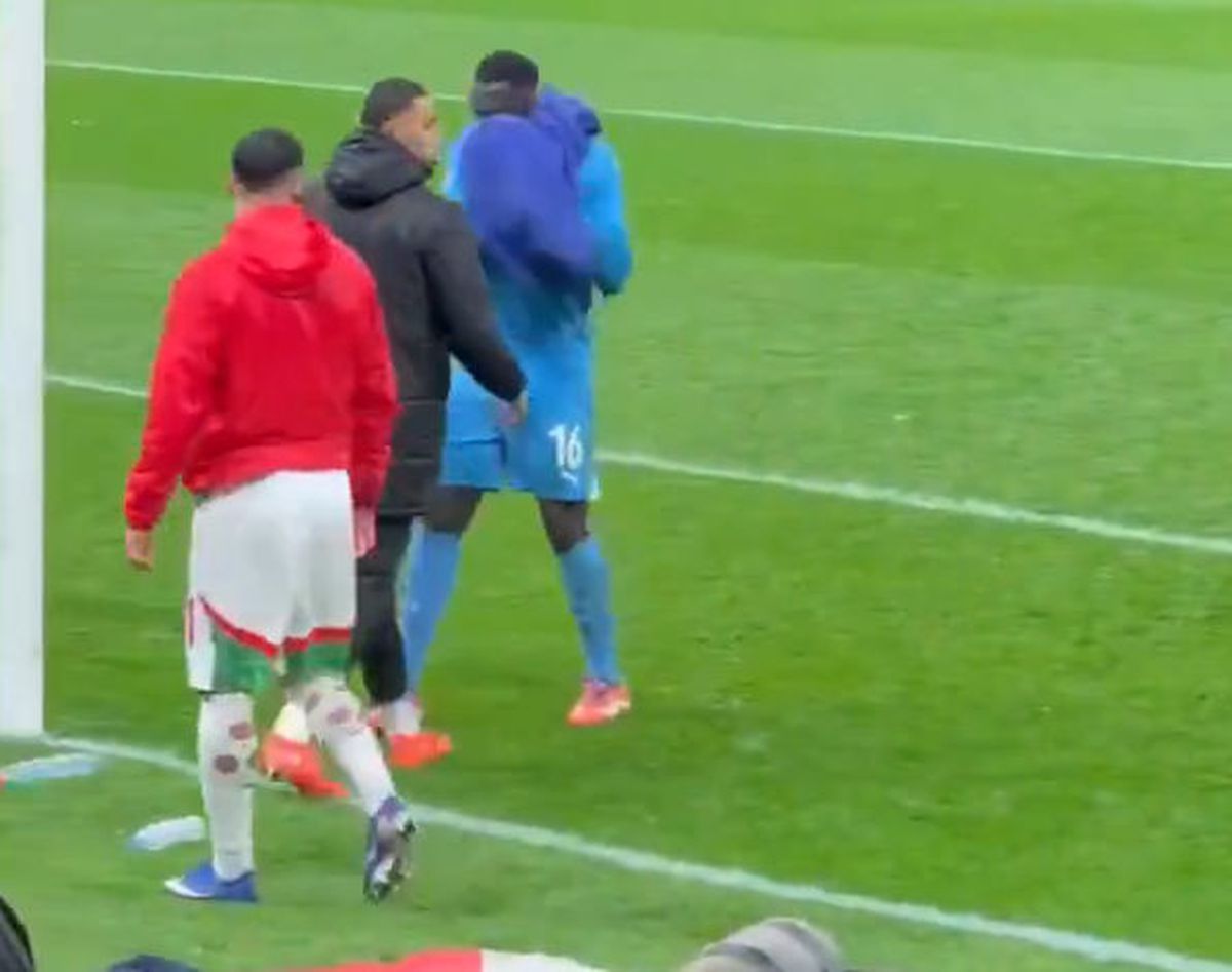 Scene aiuritoare în finala Cupei Africii: în TIMPUL meciului, l-au tăvălit să-i fure prosopul!