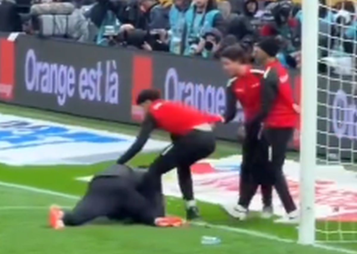 Scene aiuritoare în finala Cupei Africii: în TIMPUL meciului, l-au tăvălit să-i fure prosopul!