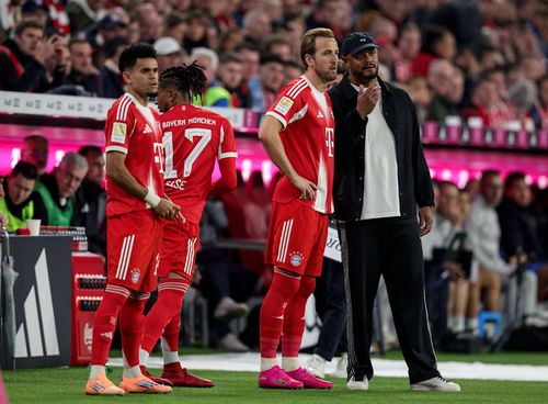 Harry Kane și antrenorul Vincent Kompany discută la marginea terenului