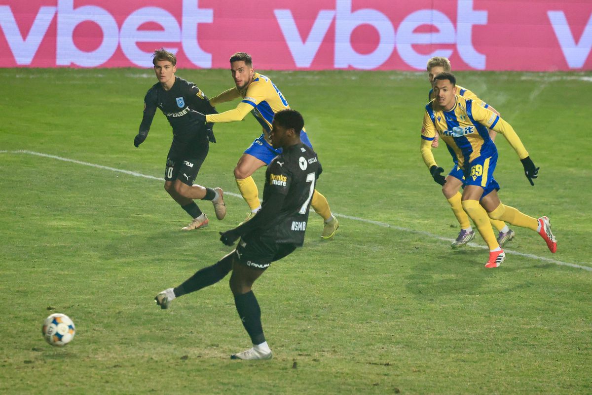 Ce UMILINȚĂ! Universitatea Craiova nu stă la discuții cu Petrolul și revine pe primul loc în Superliga » Clasamentul