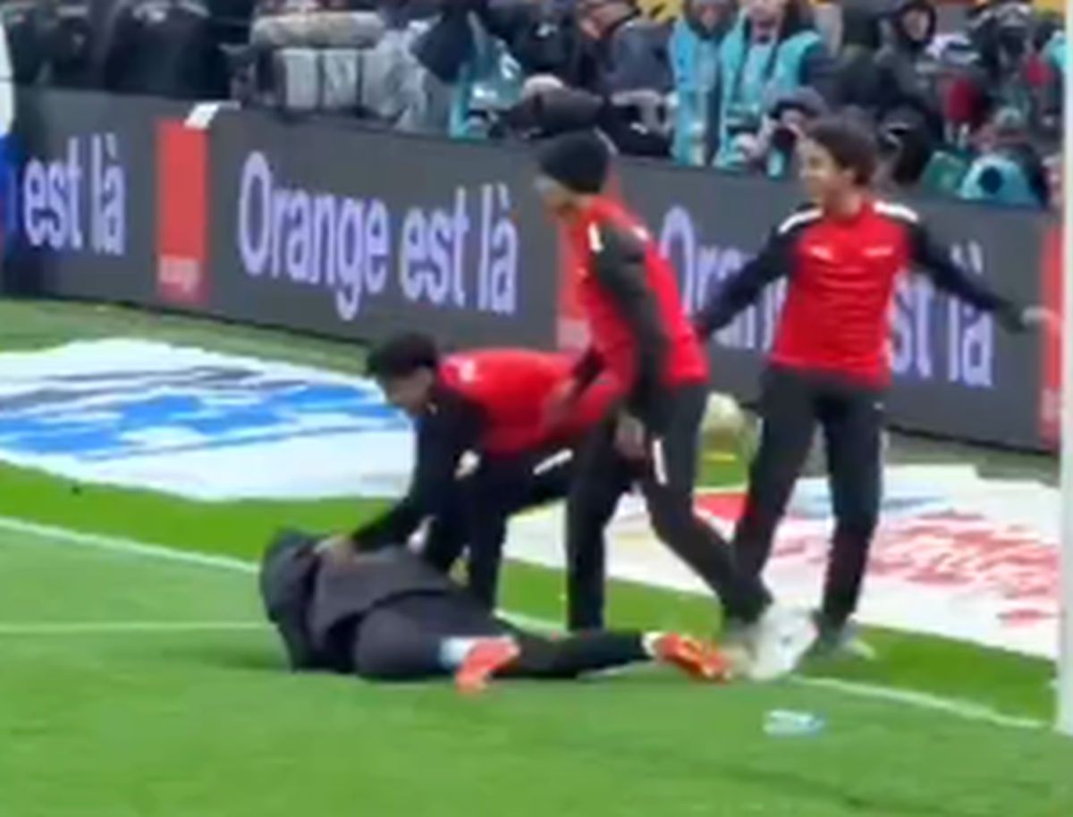 Scene sălbatice în finala Cupei Africii: în TIMPUL meciului, l-au tăvălit să-i fure prosopul!