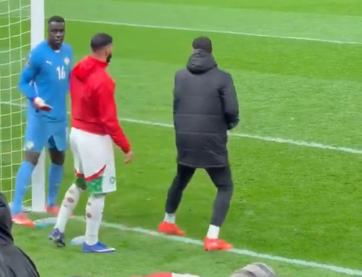 Scene sălbatice în finala Cupei Africii: în TIMPUL meciului, l-au tăvălit să-i fure prosopul!