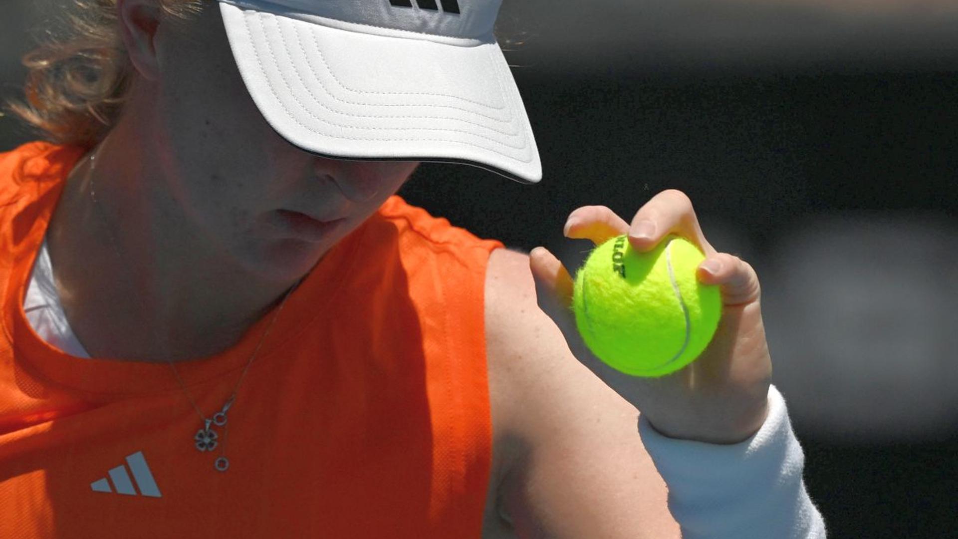 Francesca Jones, jucătoare cu handicap sportiv, părăsind terenul de tenis la Australian Open după abandonul meciului din cauza accidentării. | sursa foto: Gazeta Sporturilor