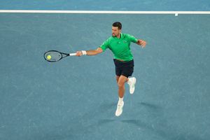 Novak Djokovic, pus pe glume la conferința de presă de după victoria cu numărul 100 de la Australian Open: „I-am trimis imediat un mesaj, trebuie să-mi dea un procent din banii lui”