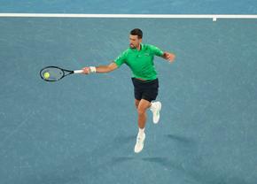 Novak Djokovic, pus pe glume la conferința de presă de după victoria cu numărul 100 de la Australian Open: „I-am trimis imediat un mesaj, trebuie să-mi dea un procent din banii lui”