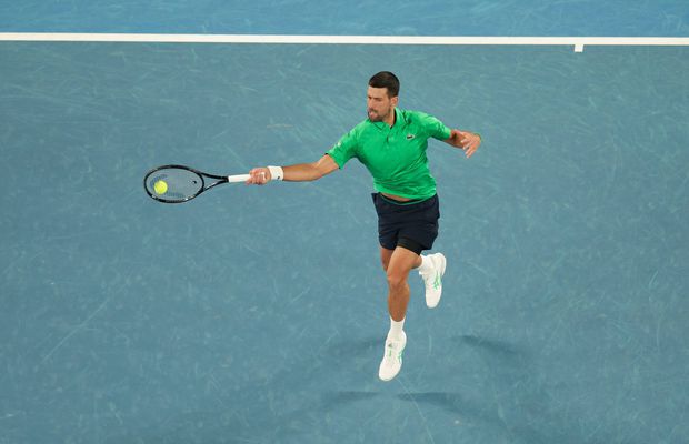 Novak Djokovic, pus pe glume la conferința de presă de după victoria cu numărul 100 de la Australian Open: „I-am trimis imediat un mesaj, trebuie să-mi dea un procent din banii lui”