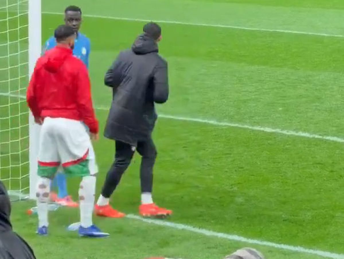 Scene aiuritoare în finala Cupei Africii: în TIMPUL meciului, l-au tăvălit să-i fure prosopul!