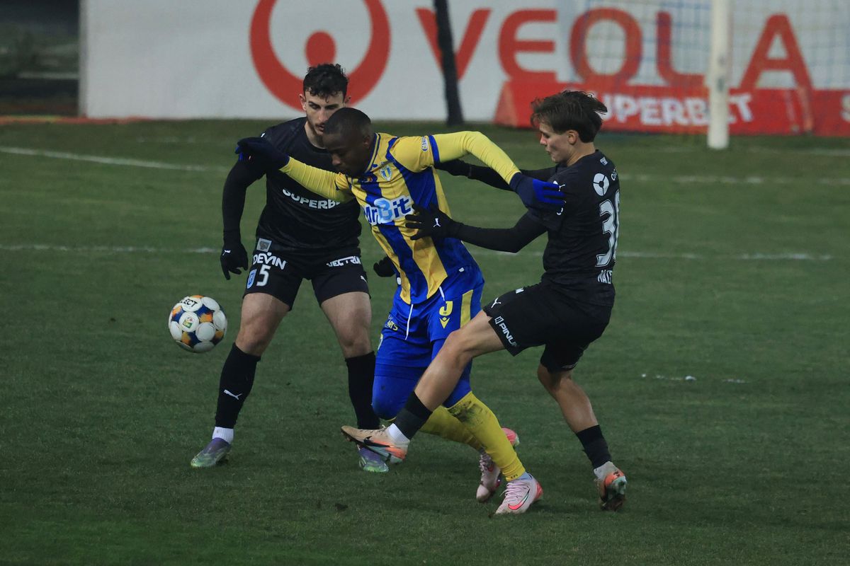 Ce UMILINȚĂ! Universitatea Craiova nu stă la discuții cu Petrolul și revine pe primul loc în Superliga » Clasamentul