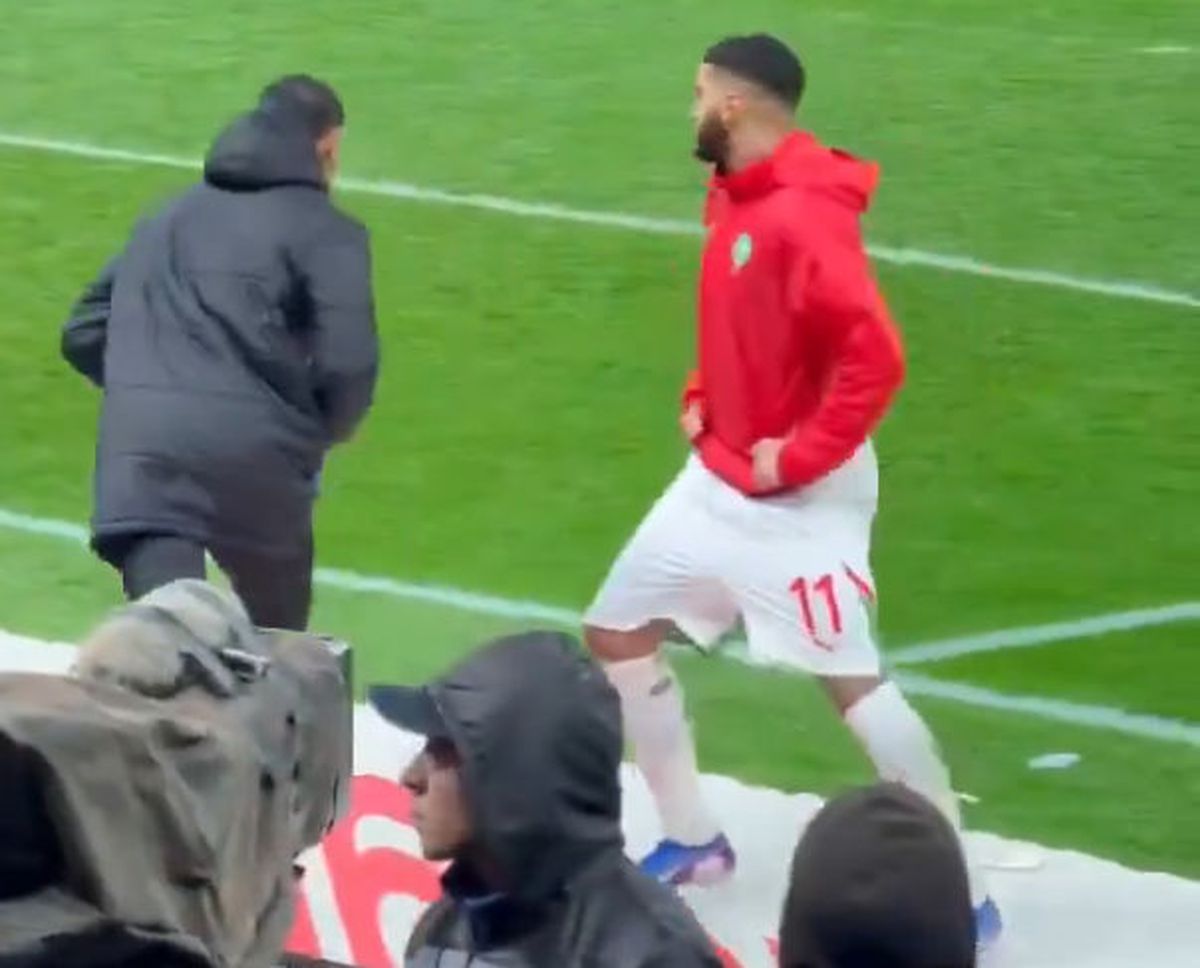 Scene sălbatice în finala Cupei Africii: în TIMPUL meciului, l-au tăvălit să-i fure prosopul!