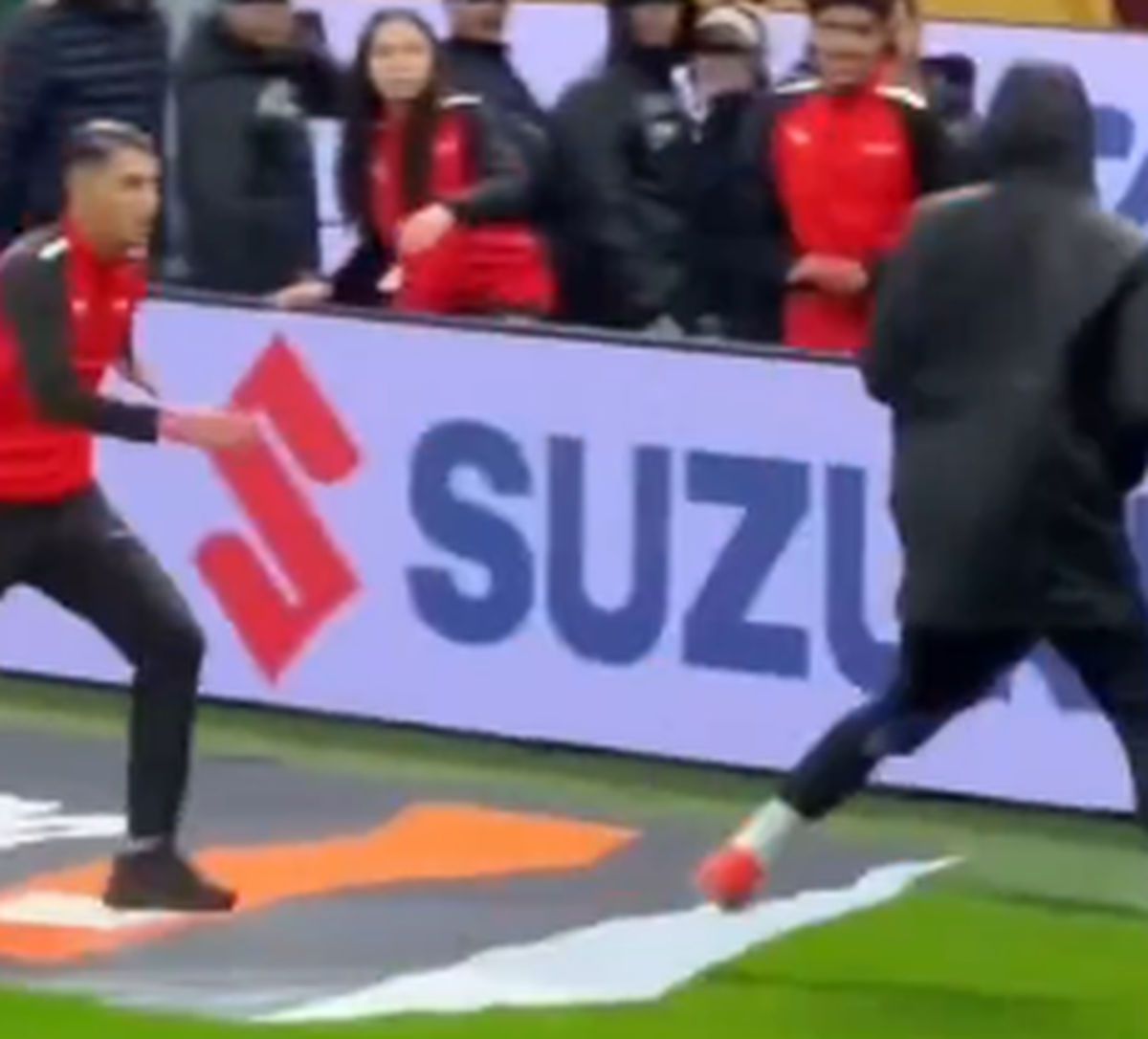 Scene aiuritoare în finala Cupei Africii: în TIMPUL meciului, l-au tăvălit să-i fure prosopul!