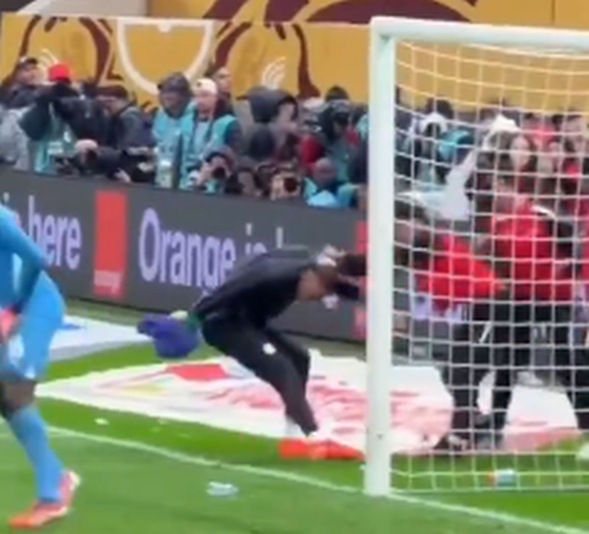 Scene aiuritoare în finala Cupei Africii: în TIMPUL meciului, l-au tăvălit să-i fure prosopul!