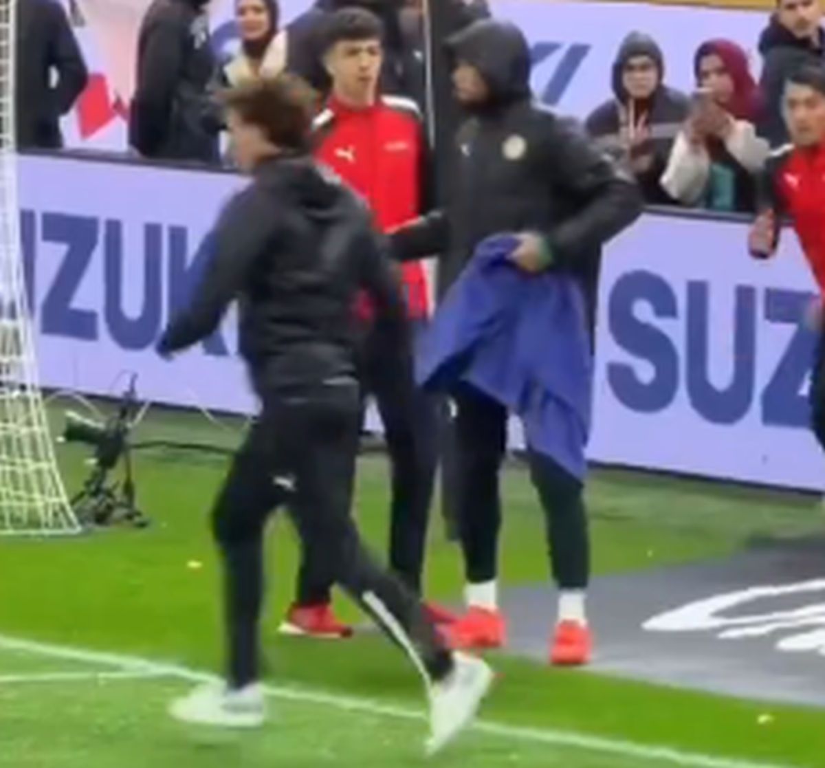 Scene aiuritoare în finala Cupei Africii: în TIMPUL meciului, l-au tăvălit să-i fure prosopul!