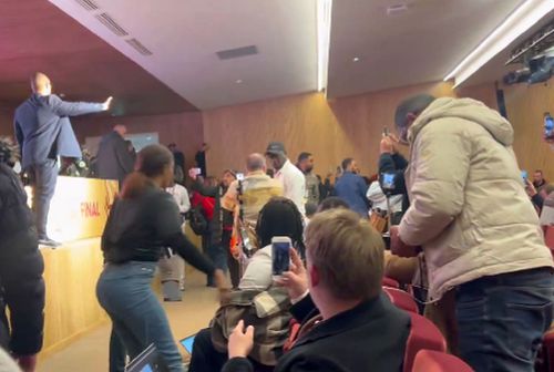 A fost scandal la conferința de presă, unii jurnaliști s-au încăierat