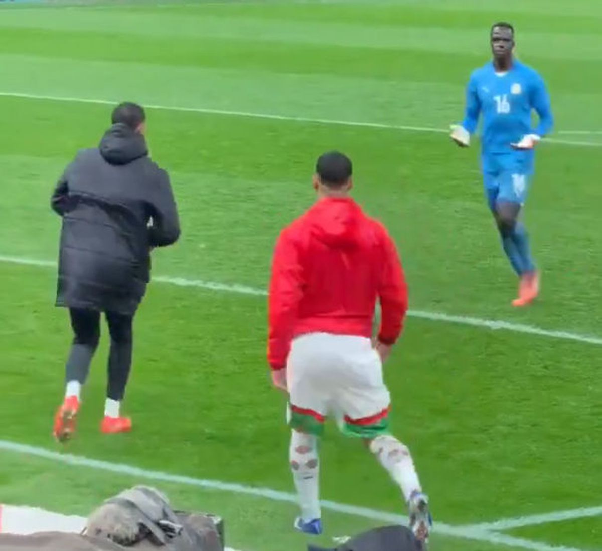 Scene sălbatice în finala Cupei Africii: în TIMPUL meciului, l-au tăvălit să-i fure prosopul!