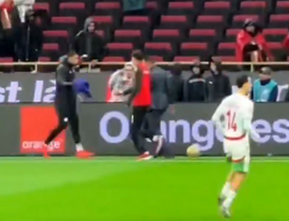 Scene sălbatice în finala Cupei Africii: în TIMPUL meciului, l-au tăvălit să-i fure prosopul!