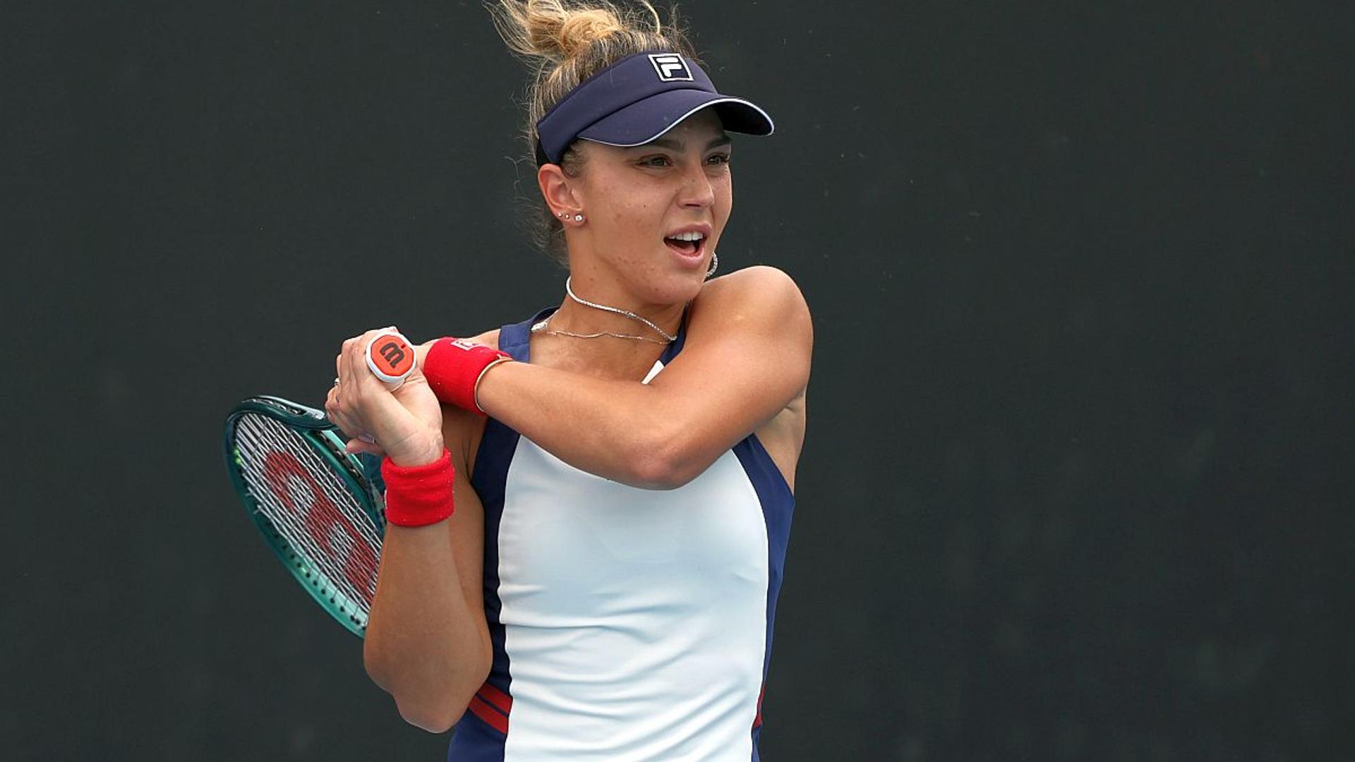 Jaqueline Cristian Australian Open în timpul unui schimb intens cu Karolina Muchova în turul 1 eliminare, pe terenul de tenis. | sursa foto: Gazeta Sporturilor