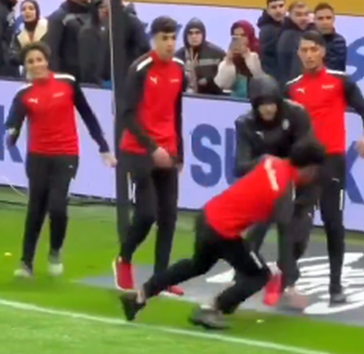 Scene sălbatice în finala Cupei Africii: în TIMPUL meciului, l-au tăvălit să-i fure prosopul!